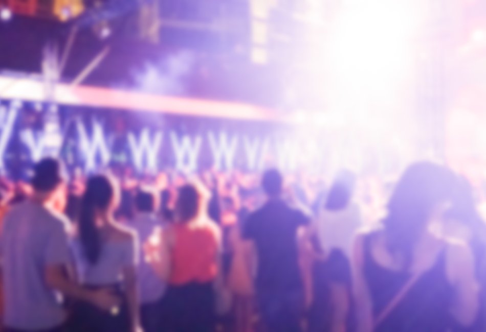 RAS Events, artistas, DJs y performers para eventos en Benicàssim. DJ tocando y gente bailando en el concierto, espectáculo de láser y música.
