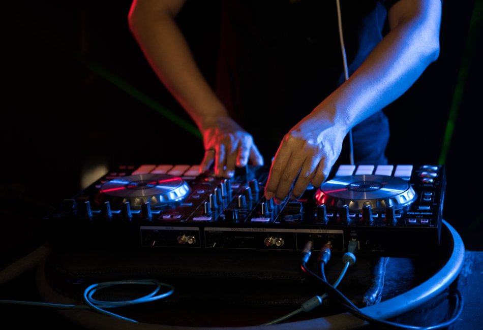 RAS Events, artistas, DJs y performers para eventos en Peñíscola. DJ tocando música de tocadiscos en una fiesta en un club nocturno.