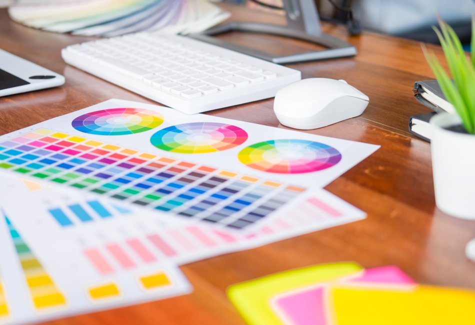 RAS Events, creación de materiales gráficos para eventos en Peñíscola. Socios de diseño gráfico que trabajan juntos en el concepto de renovación y tecnología, en una computadora de escritorio.