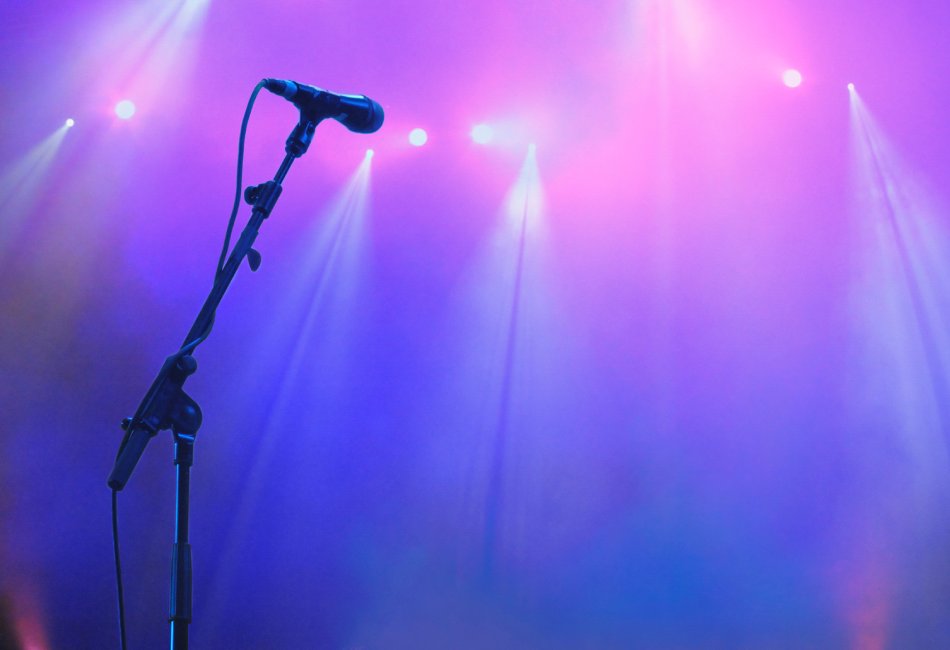 RAS Events, equipos de sonido, iluminación y decoración para eventos en Benicàssim. Micrófono en escenario musical.