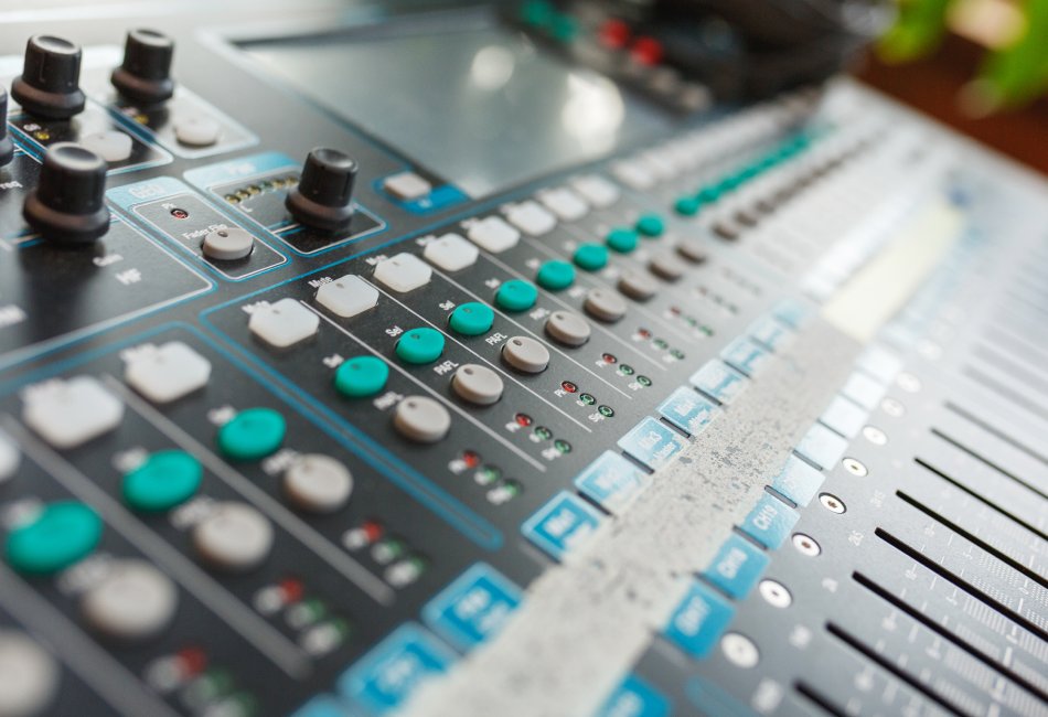 RAS Events, equipos de sonido, iluminación y decoración para eventos en Benicàssim. Equipo para DJ y músicos mezclador de Sonido.
