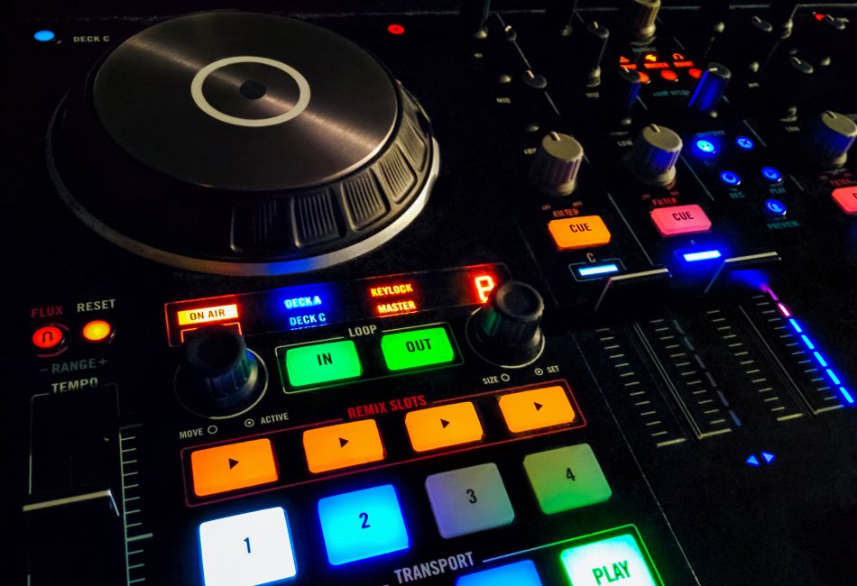 RAS Events, equipos de sonido, iluminación y decoración para eventos en Peñíscola. Panel luminoso, control del mezclador de música de sonido.